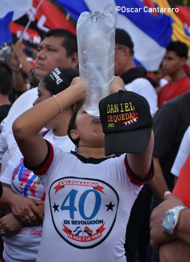 La muchedumbre amorosa y las camisetas 40-19