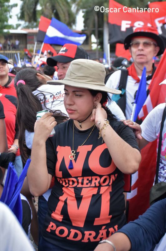 La muchedumbre amorosa y las camisetas 40-19