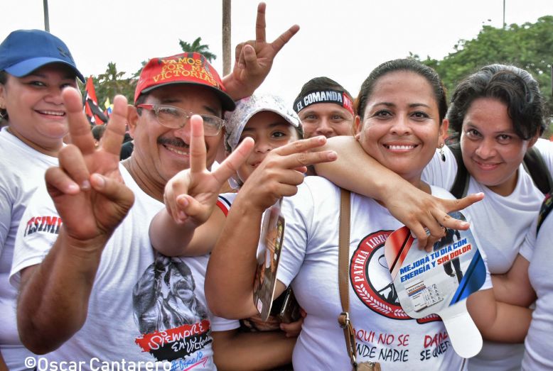La muchedumbre amorosa y las camisetas 40-19
