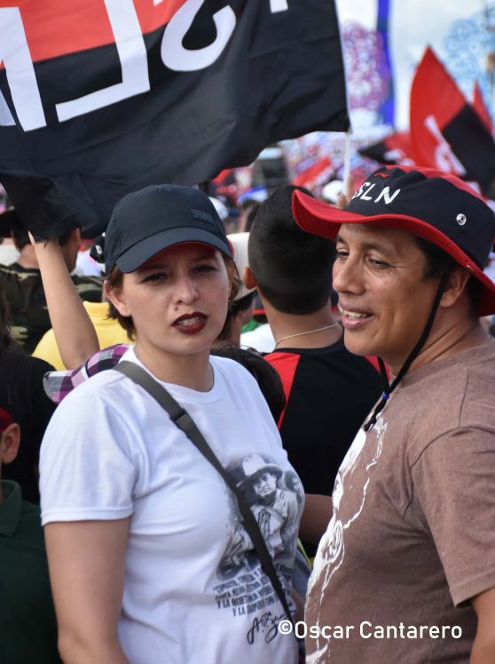 La muchedumbre amorosa y las camisetas 40-19