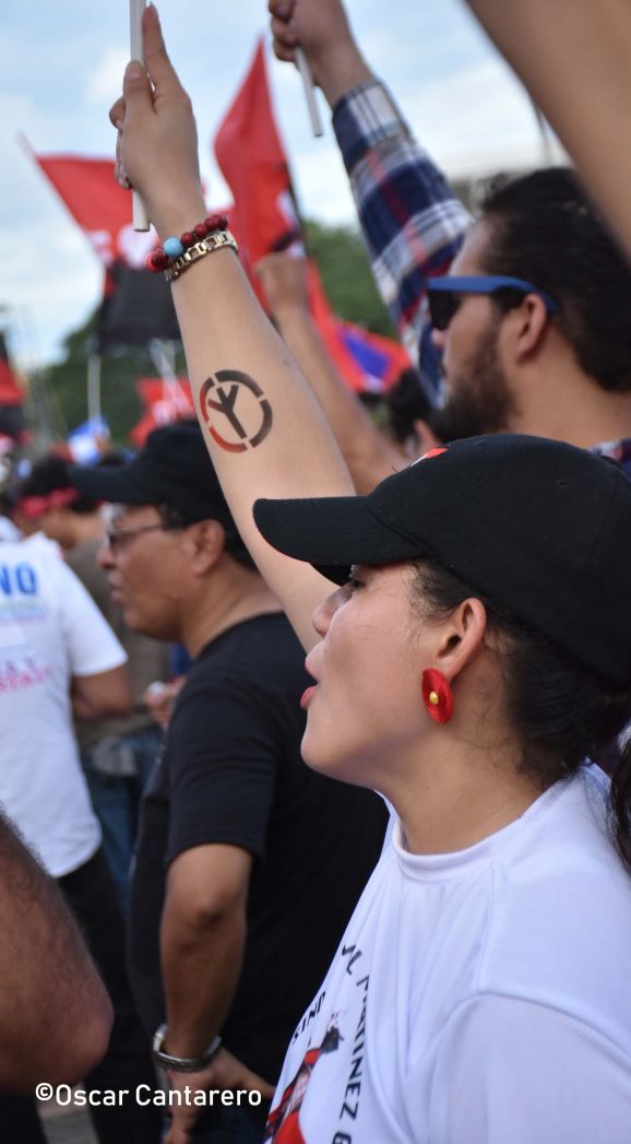 La muchedumbre amorosa y las camisetas 40-19