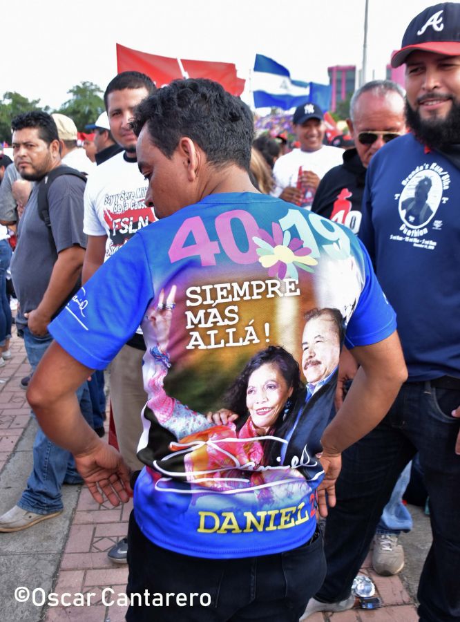 La muchedumbre amorosa y las camisetas 40-19