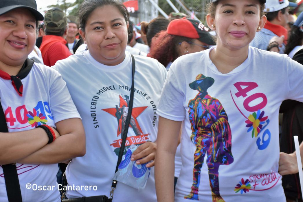 La muchedumbre amorosa y las camisetas 40-19