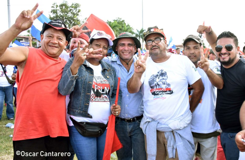 La muchedumbre amorosa y las camisetas 40-19