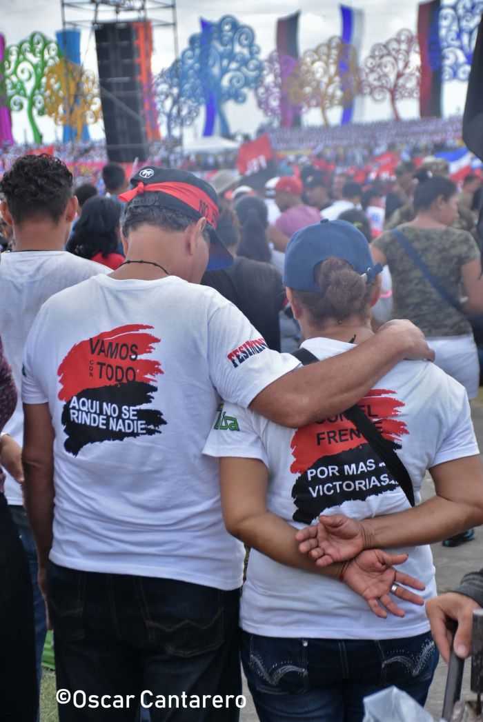 La muchedumbre amorosa y las camisetas 40-19