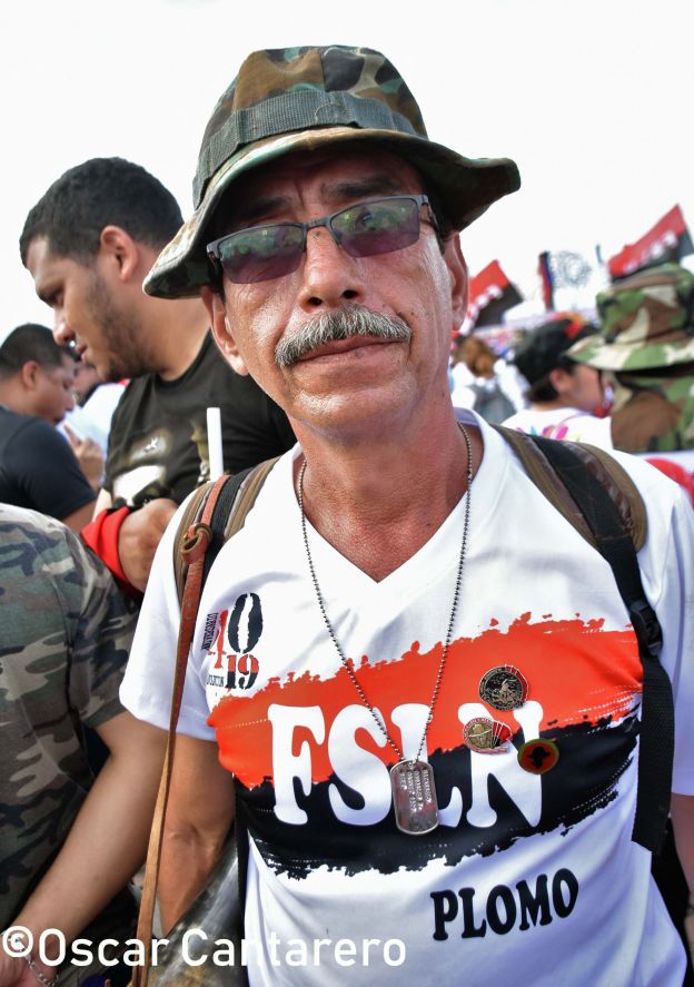 La muchedumbre amorosa y las camisetas 40-19