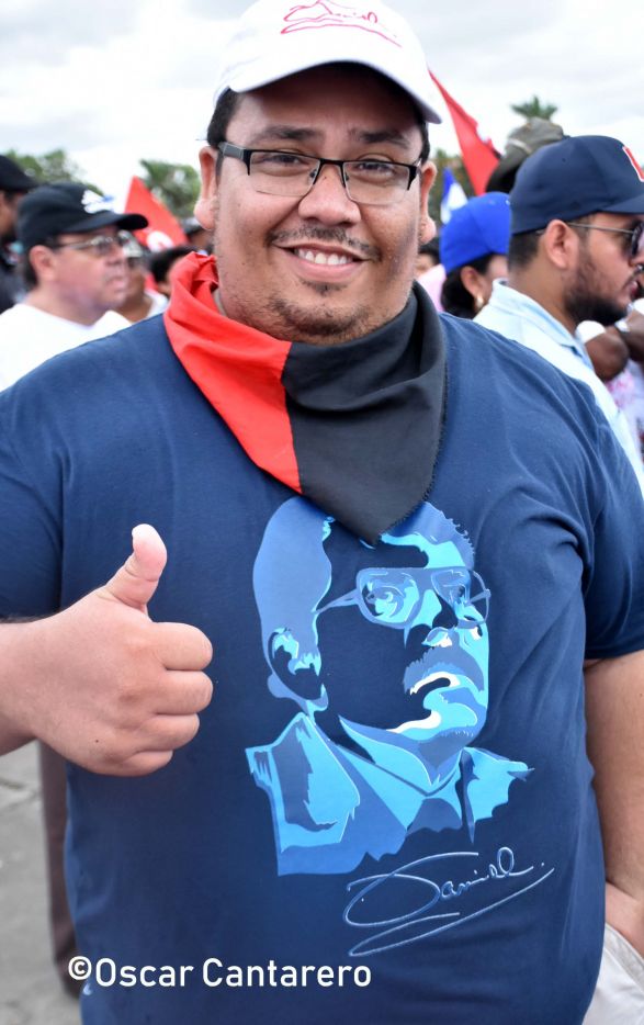 La muchedumbre amorosa y las camisetas 40-19