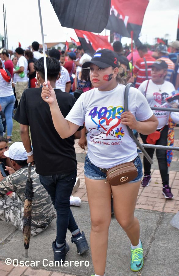 La muchedumbre amorosa y las camisetas 40-19