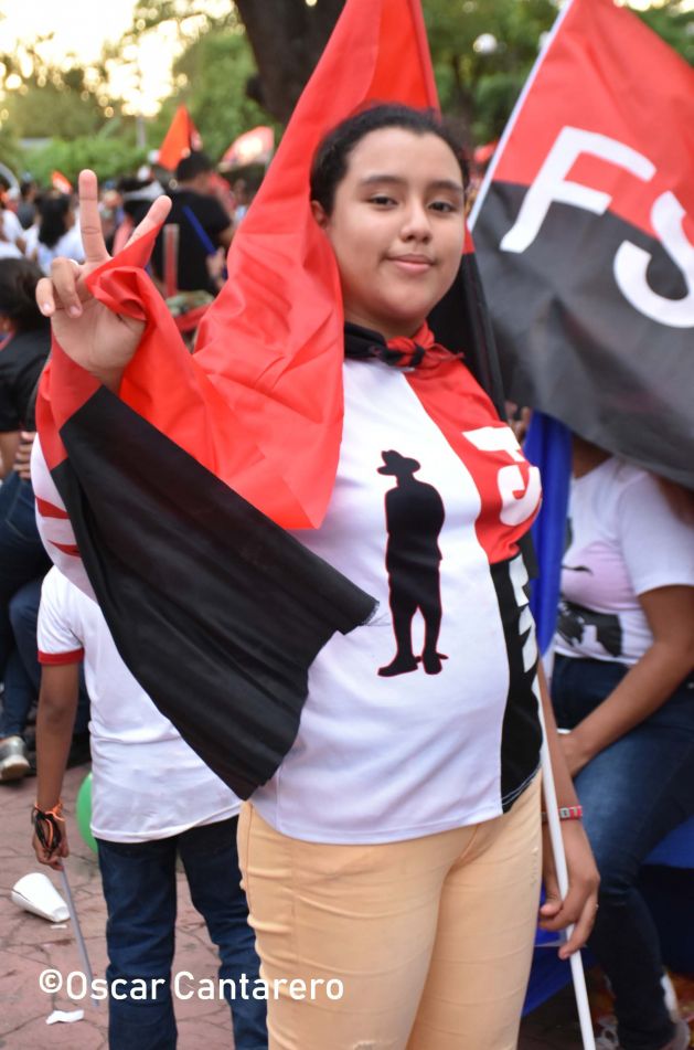 La muchedumbre amorosa y las camisetas 40-19