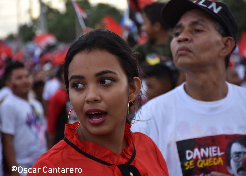 La muchedumbre amorosa y las camisetas 40-19