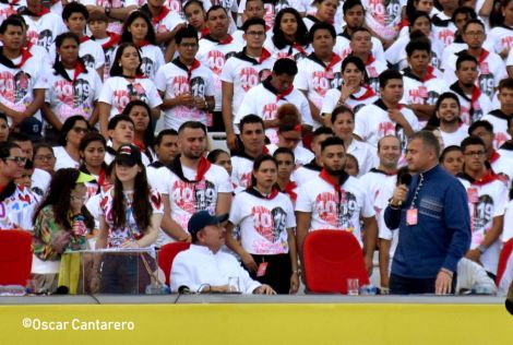 La muchedumbre amorosa y las camisetas 40-19