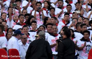 La muchedumbre amorosa y las camisetas 40-19
