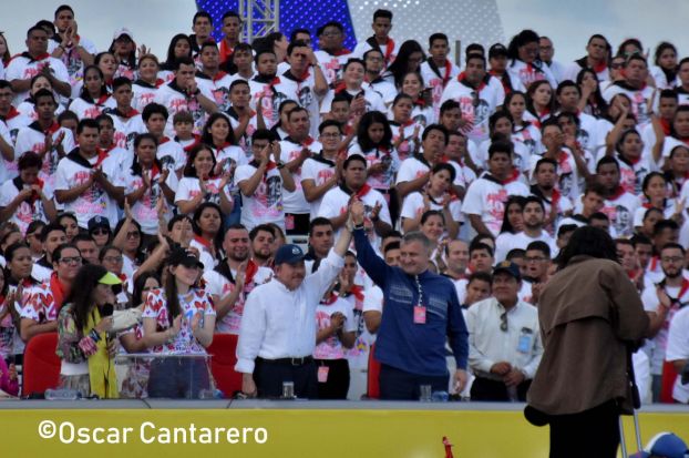 La muchedumbre amorosa y las camisetas 40-19