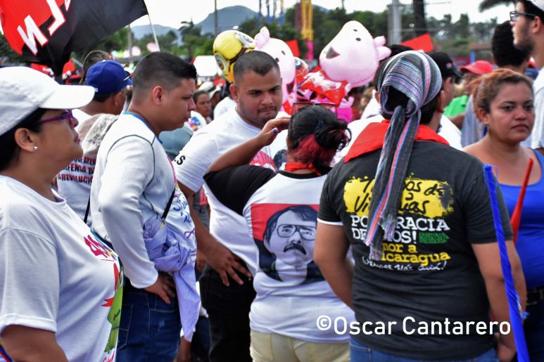 La muchedumbre amorosa y las camisetas 40-19