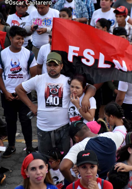 La muchedumbre amorosa y las camisetas 40-19