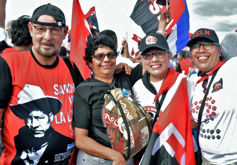 La muchedumbre amorosa y las camisetas 40-19