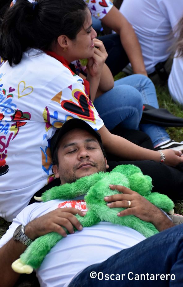 La muchedumbre amorosa y las camisetas 40-19