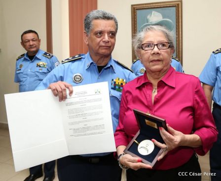 Medallas a Hombres y Mujeres de la Policía cuya disposición quedó demostrada en sus Años de Servicio al Pueblo