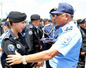 Imponen grados a miembros de la DOEP