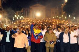 Daniel y Rosario participaron en Marcha de las Antorchas en Cuba