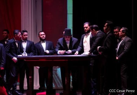 Puesta en escena de La Traviata del italiano Giuseppe Verdi