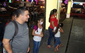 Familias disfrutan ambientes mariano y navideño en Avenida Bolívar y Plaza de la Revolución