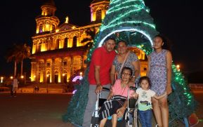 Familias disfrutan ambientes mariano y navideño en Avenida Bolívar y Plaza de la Revolución