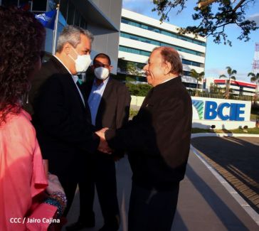 Presidente Daniel y Vicepresidenta Rosario en visita a la sede del BCIE en Managua