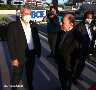 Presidente Daniel y Vicepresidenta Rosario en visita a la sede del BCIE en Managua