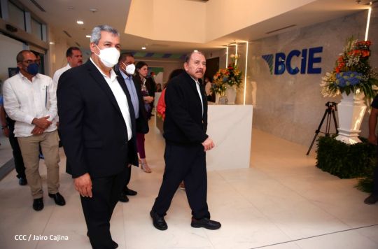 Presidente Daniel y Vicepresidenta Rosario en visita a la sede del BCIE en Managua