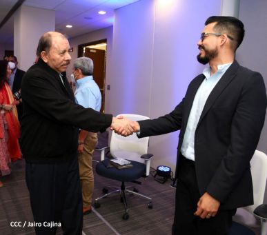 Presidente Daniel y Vicepresidenta Rosario en visita a la sede del BCIE en Managua