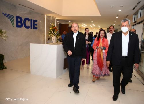 Presidente Daniel y Vicepresidenta Rosario en visita a la sede del BCIE en Managua