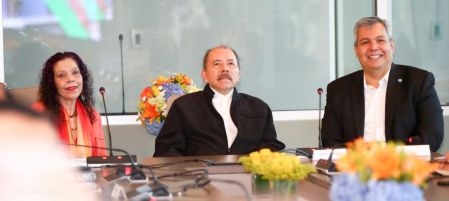 Presidente Daniel y Vicepresidenta Rosario en visita a la sede del BCIE en Managua