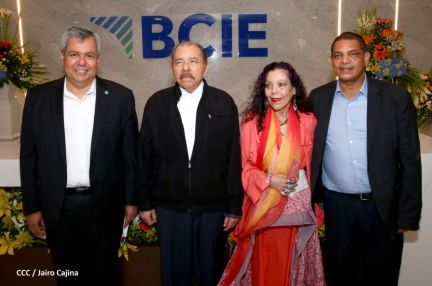 Presidente Daniel y Vicepresidenta Rosario en visita a la sede del BCIE en Managua
