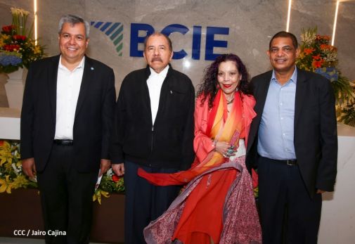 Presidente Daniel y Vicepresidenta Rosario en visita a la sede del BCIE en Managua