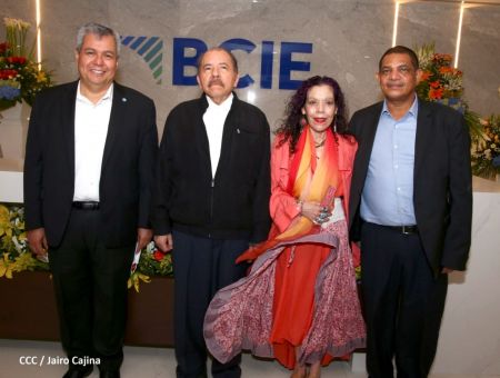Presidente Daniel y Vicepresidenta Rosario en visita a la sede del BCIE en Managua