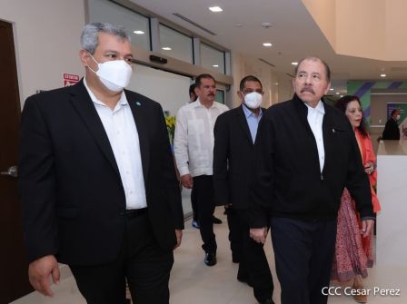 Presidente Daniel y Vicepresidenta Rosario en visita a la sede del BCIE en Managua