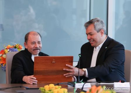 Presidente Daniel y Vicepresidenta Rosario en visita a la sede del BCIE en Managua