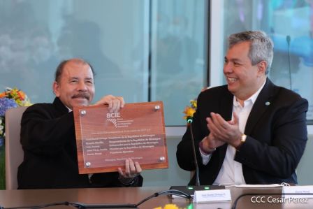 Presidente Daniel y Vicepresidenta Rosario en visita a la sede del BCIE en Managua