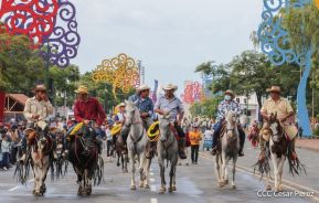 Espectacular desfile hípico por las calles de Managua