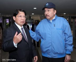 Reunión entre el Presidente Daniel Ortega y Compañera Rosario con el Canciller de Irán