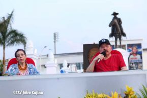 Presidente Daniel Ortega y Compañera Rosario Murillo entregan buses rusos a transportistas