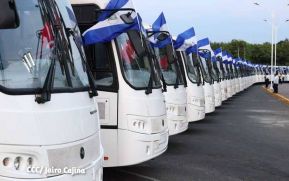 Presidente Daniel Ortega y Compañera Rosario Murillo entregan buses rusos a transportistas