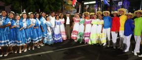 Acto de entrega de buses a cooperativas en celebración a la epopeya de la toma del Palacio Nacional