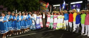 Acto de entrega de buses a cooperativas en celebración a la epopeya de la toma del Palacio Nacional