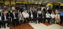 Wang Jing sostiene intercambio con comunidad universitaria