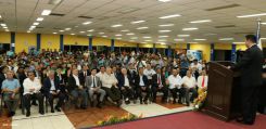 Wang Jing sostiene intercambio con comunidad universitaria