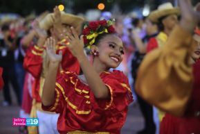 Gran Baile del Huipil en la Plaza Soberanía en Managua