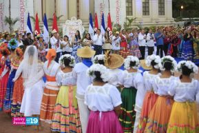 Gran Baile del Huipil en la Plaza Soberanía en Managua