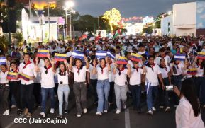 Jóvenes nicaragüenses rinden homenaje a Simón Bolívar con caminata y concierto en Managua